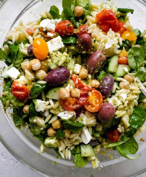 Orzo pasta salat – Opskrift på orzo salat med pesto og tomater Orzo pasta salat – Opskrift på orzo salat med pesto og tomater
