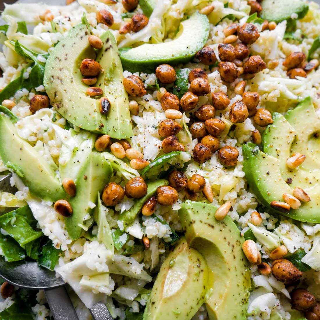 sund salat med kål og avocado