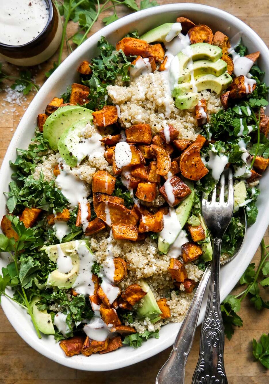 quinoa salat med grønkål, avocado og søde kartofler
